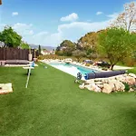 Stunning In With Heated Swimming Pool בית נופש *